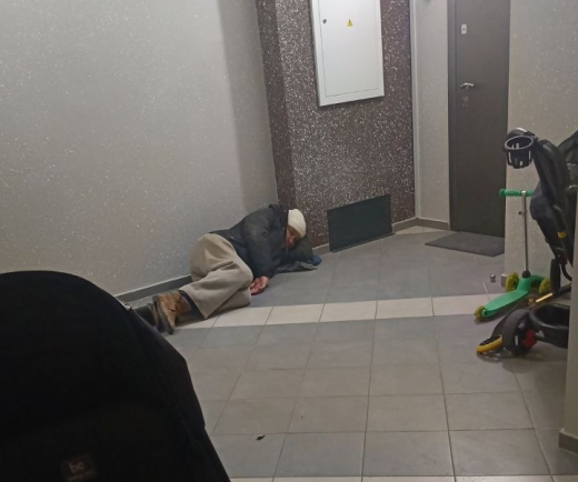 На ночующего в подъезде бездомного ополчились жильцы многоэтажного дома в Воронеже