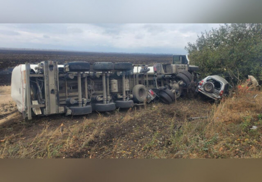 Под Воронежем легковушка врезалась в грузовик: есть погибший