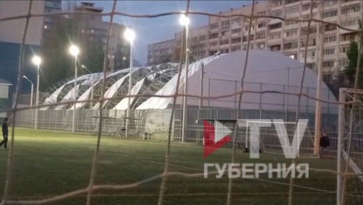 Сгоревший спортивный манеж в Воронеже снова обтягивают материалом