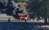 Полыхающую на дамбе легковушку сняли на видео воронежцы