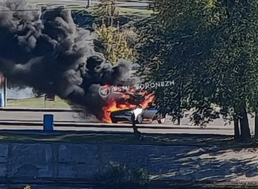 Полыхающую на дамбе легковушку сняли на видео воронежцы