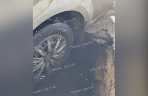 Провалившуюся в яму легковушку воронежцы сняли на видео