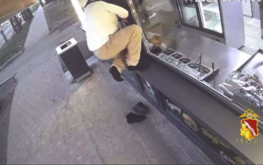 Грациозное ограбление киоска с шаурмой в Воронеже попало на видео
