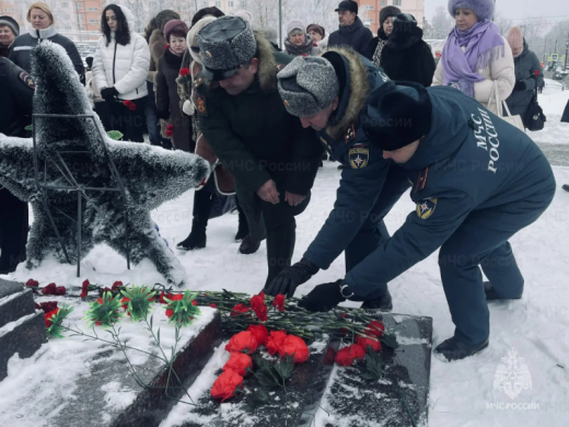 Сотрудники МЧС России почтили память воинов-освободителей в Можайске