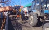 «Жильцы опасаются за сохранность дома»: в Воронеже образовалась огромная яма из-за аварии
