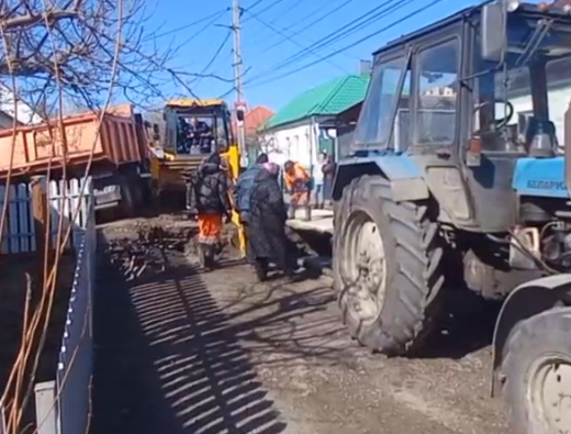 «Жильцы опасаются за сохранность дома»: в Воронеже образовалась огромная яма из-за аварии