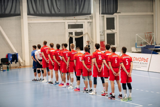Воронежские волейболисты проиграли лидеру сезона