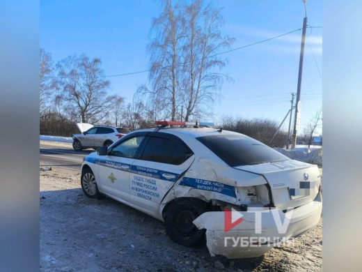 Кроссовер столкнулся с патрульной машиной ГИБДД в Воронежской области