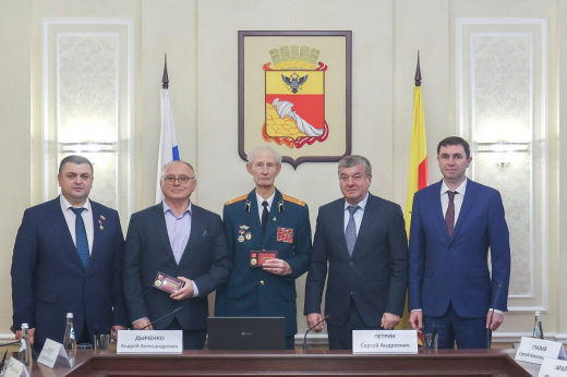 Мэр Воронежа вручил памятные знаки «Город воинской славы» ветеранам и бывшему градоначальнику