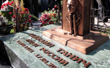 Россиян возмутил памятник основателю группы «Лесоповал»
