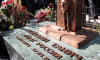 Россиян возмутил памятник основателю группы «Лесоповал»