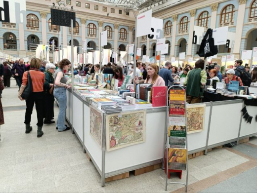 Кино 90-х, самый аморальный поэт, ностальгия по досоветскому: 6 книг с ярмарки Non/fiction