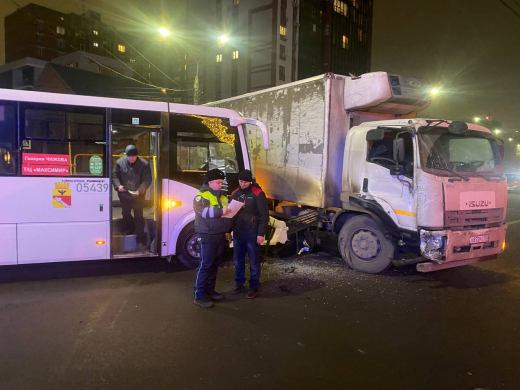Маршрутный автобус столкнулся с грузовиком в центре Воронежа