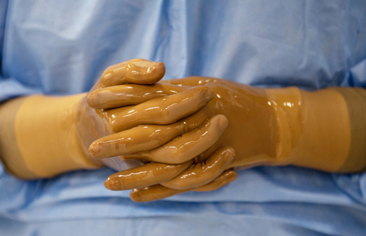 Врачи Рошаля провели уникальную операцию на сердце подростка без разрезов