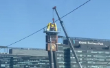Демонтаж логотипа «Макдоналдса» в Подмосковье попал на видео