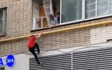 В Москве босой мужчина спустился из окна второго этажа по стене дома