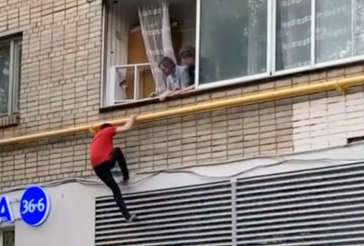В Москве босой мужчина спустился из окна второго этажа по стене дома