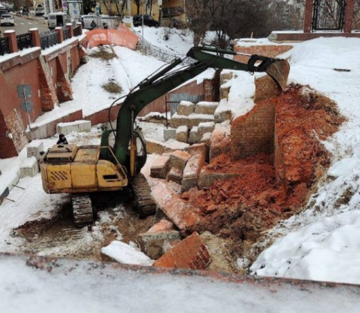 Подпорную стену Каменного моста в Воронеже начали восстанавливать