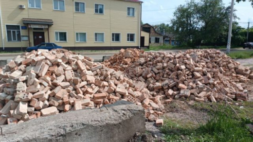 Жители посёлка под Воронежем пожаловались на перекрытую грудами кирпича дорогу
