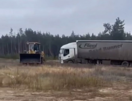 Дальнобойщик ехал в Курск и застрял в песках Воронежской области