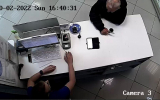 В Воронеже мужчина с ножом ограбил магазин со смартфонами