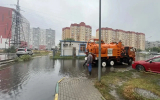 Воронежские коммунальщики откачивают воду и чистят ливневки во время дождей