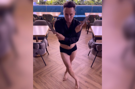 Комик Илья Соболев опубликовал видео-пародию танца певицы Бритни Спирс