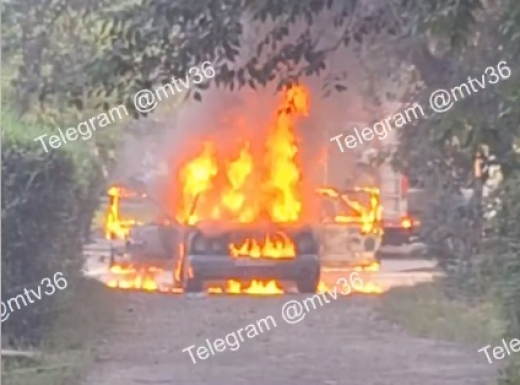 Горящий автомобиль сняли на видео на левом берегу Воронежа