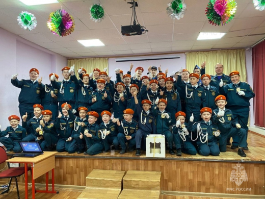 Кадеты Воскресенска поздравили сотрудников МЧС России с приближающимся Днем спасателя