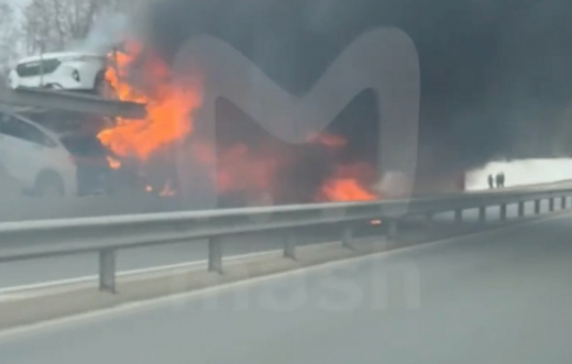 Фура с шестью Haval на 18 миллионов рублей загорелась на трассе А108 в Серпухове
