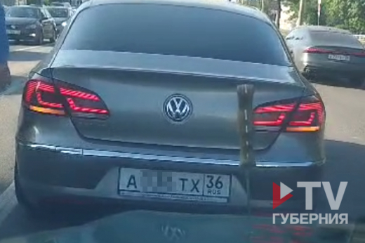 В Воронеже агрессивный автомобилист вонзил нож в капот авто глухонемого водителя