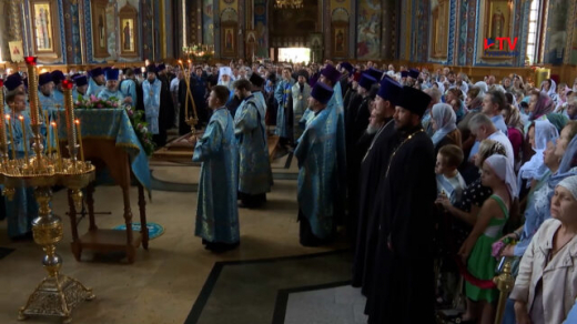 «Она нам помогает»: сотни воронежцев идут к иконе Казанской Божьей Матери