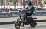 «Сколько еще нужно жертв?» Москвичи массово жалуются на курьеров на электромопедах