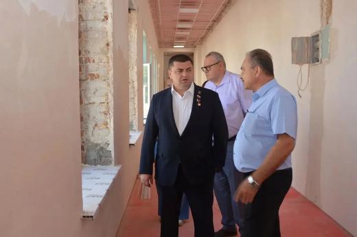 Председатель гордумы проверил готовность школы на левом берегу Воронежа к 1 сентября