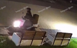 «Всё в дом, всё в семью»: воронежец на мопеде похитил мусорку из двора многоэтажки