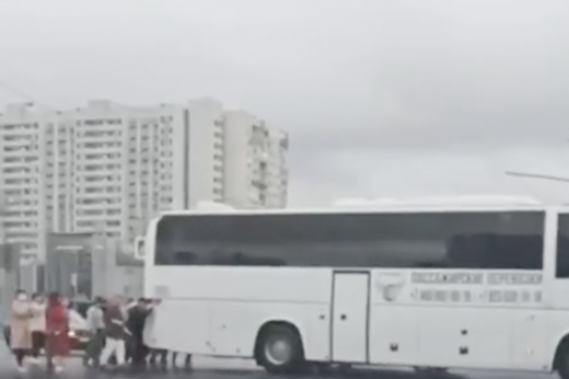 В Москве пассажиры попытались завести автобус «с толкача»