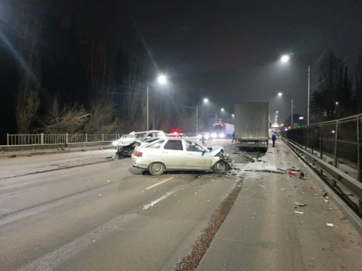 В массовом ДТП на выезде из Воронежа погиб человек