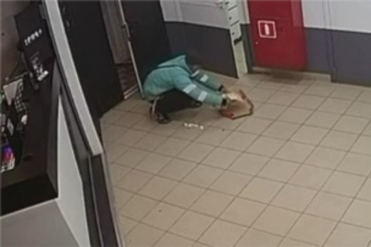 Москвичам доставили повалявшуюся на полу в подъезде пиццу