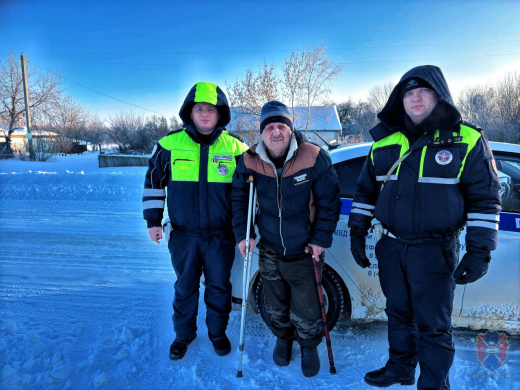 Пожилой водитель на костылях чуть не замёрз в заглохшей машине на трассе в Воронежской области