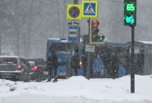 Огромная очередь на автобусной остановке в Подмосковье попала на фото