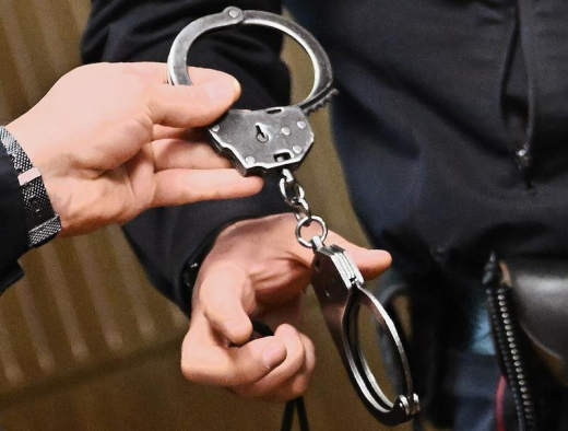 Полиция задержала забравшегося на памятник ради спора мужчину в Подмосковье