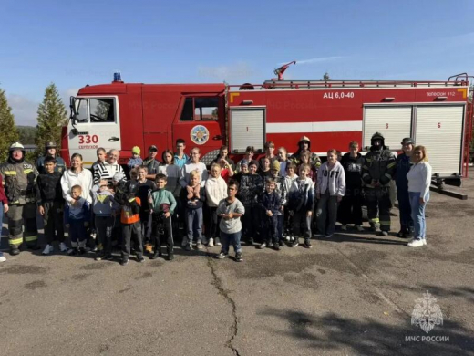 В Серпухове для подопечных фонда «Моя большая семья» устроили знакомство с пожарной техникой