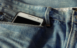 Врач высказался о рисках ношения телефона в кармане брюк