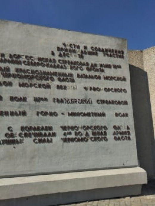 Керчан огорчило состояние мемориала десантникам в Героевке