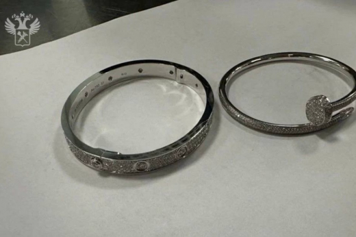 Таможенники в Домодедово задержали мужчину с браслетами Cartier в кроссовке