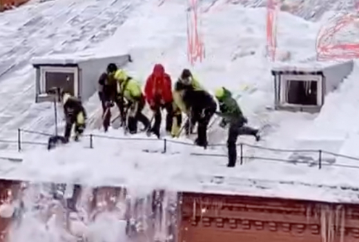 В Москве заметили мужчин, без страховки и тросов чистящих крышу от снега