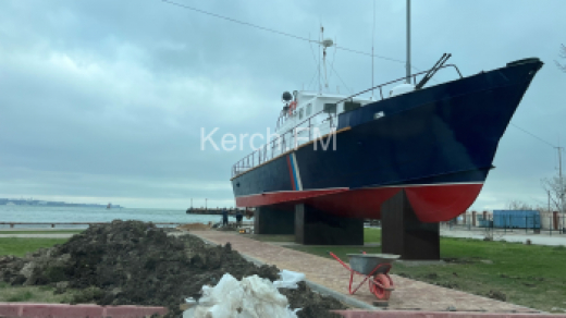 На морвокзале рабочие приводят территорию в порядок около памятника  