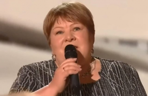 Жительница воронежского села спела на шоу Малахова и подарила Баскову настойку для суставов