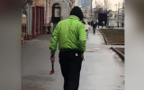 Опубликовано видео прогулки по столичной улице мужчины с топором в руках