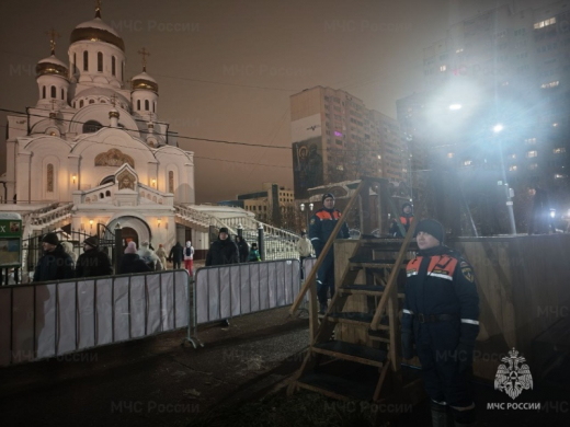 Спасатели Подмосковья обеспечили безопасность на крещенских купаниях